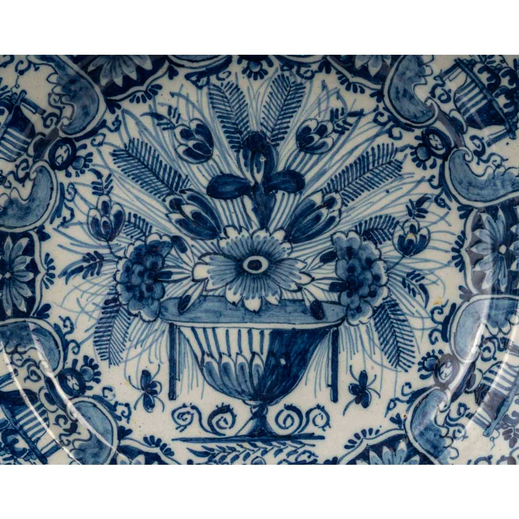 Paire de plats en faïence de Delft à décor floral, signés de la manufacture Pot à Fleurs Dorées, circa 1740-1760 4