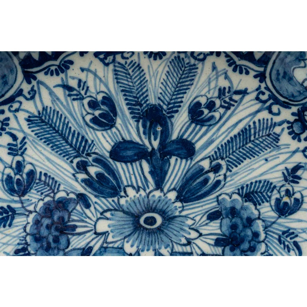Paire de plats en faïence de Delft à décor floral, signés de la manufacture Pot à Fleurs Dorées, circa 1740-1760 5