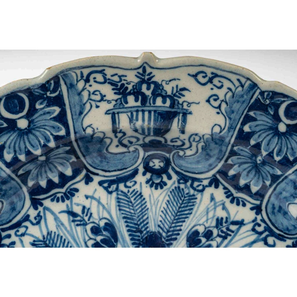 Paire de plats en faïence de Delft à décor floral, signés de la manufacture Pot à Fleurs Dorées, circa 1740-1760 6
