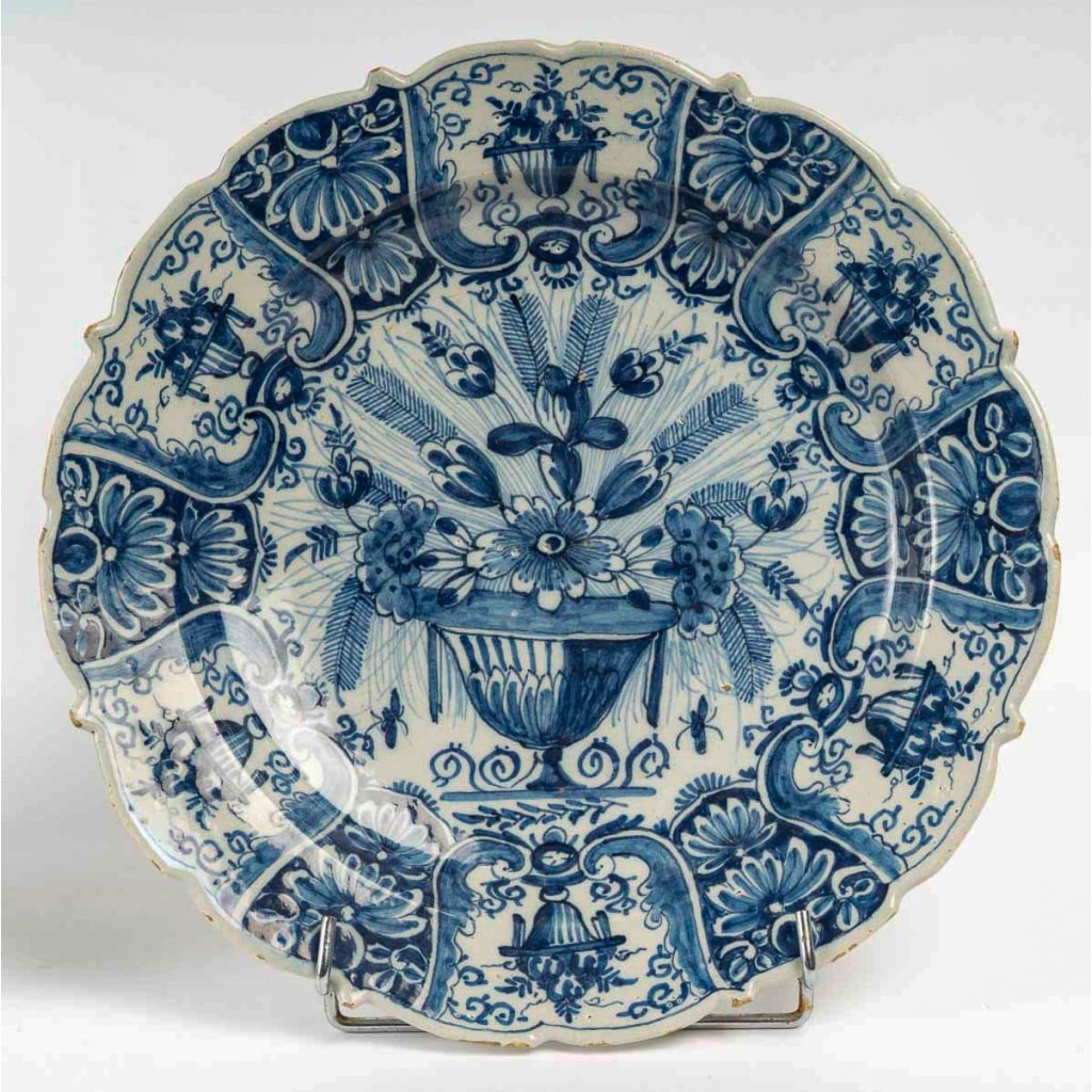 Paire de plats en faïence de Delft à décor floral, signés de la manufacture Pot à Fleurs Dorées, circa 1740-1760 7