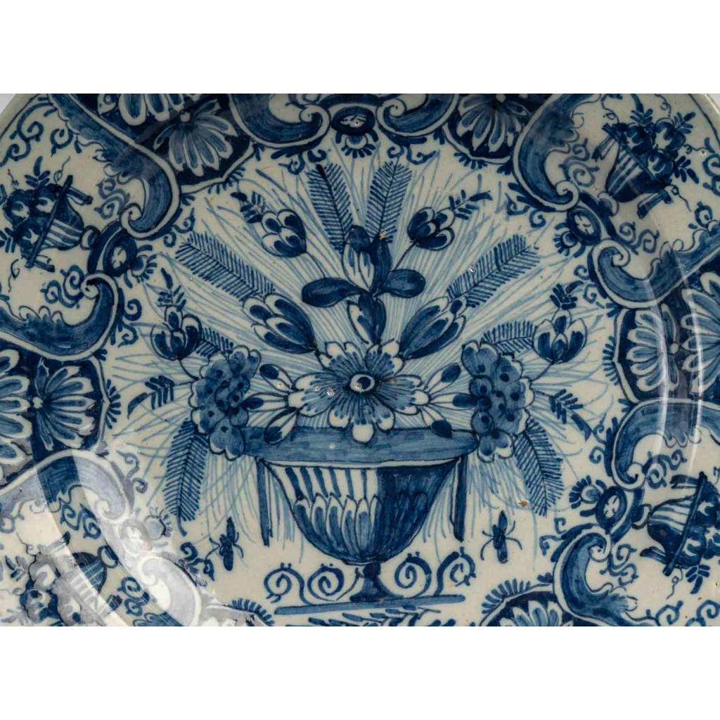 Paire de plats en faïence de Delft à décor floral, signés de la manufacture Pot à Fleurs Dorées, circa 1740-1760 8