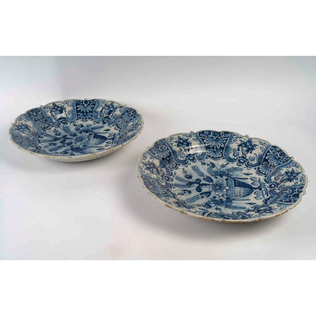 Paire de plats en faïence de Delft à décor floral, signés de la manufacture Pot à Fleurs Dorées, circa 1740-1760 9