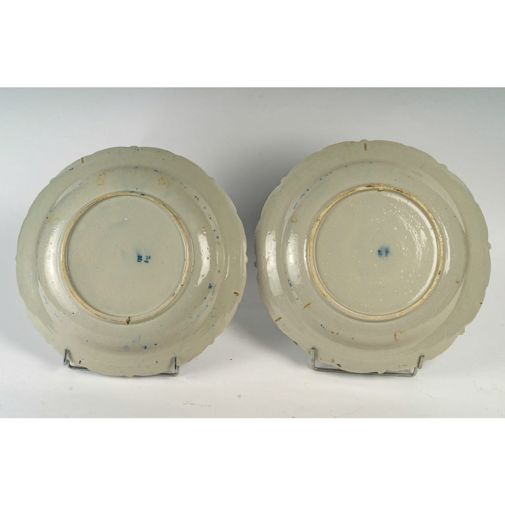 Paire de plats en faïence de Delft à décor floral, signés de la manufacture Pot à Fleurs Dorées, circa 1740-1760 11