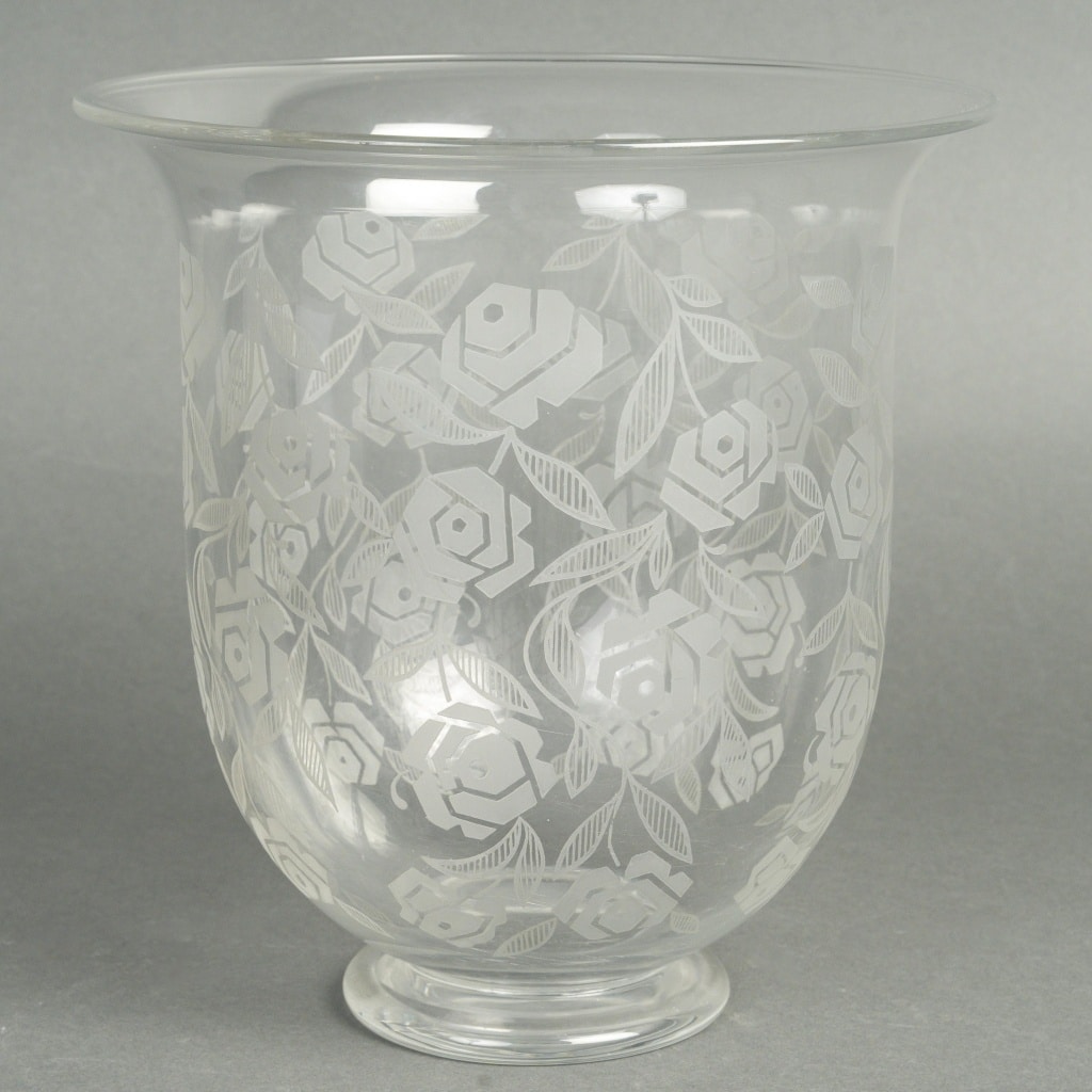 Vase Baccarat en cristal à décor de rose, Epoque art déco 2 Vase Baccarat en cristal à décor de rose, Epoque art déco 2