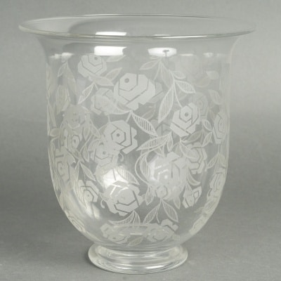 Vase Baccarat en cristal à décor de rose, Epoque art déco Vase Baccarat en cristal à décor de rose, Epoque art déco