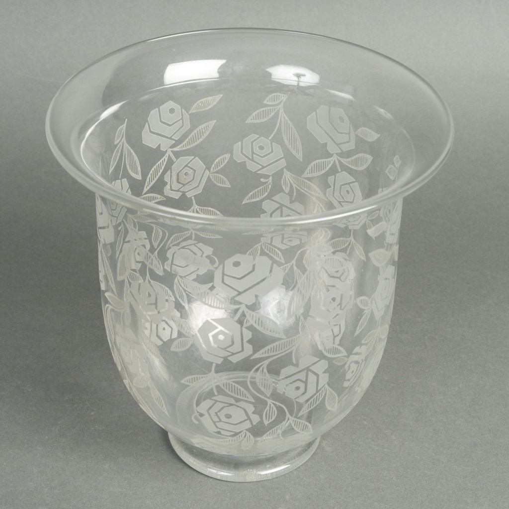 Vase Baccarat en cristal à décor de rose, Epoque art déco 3 Vase Baccarat en cristal à décor de rose, Epoque art déco 3