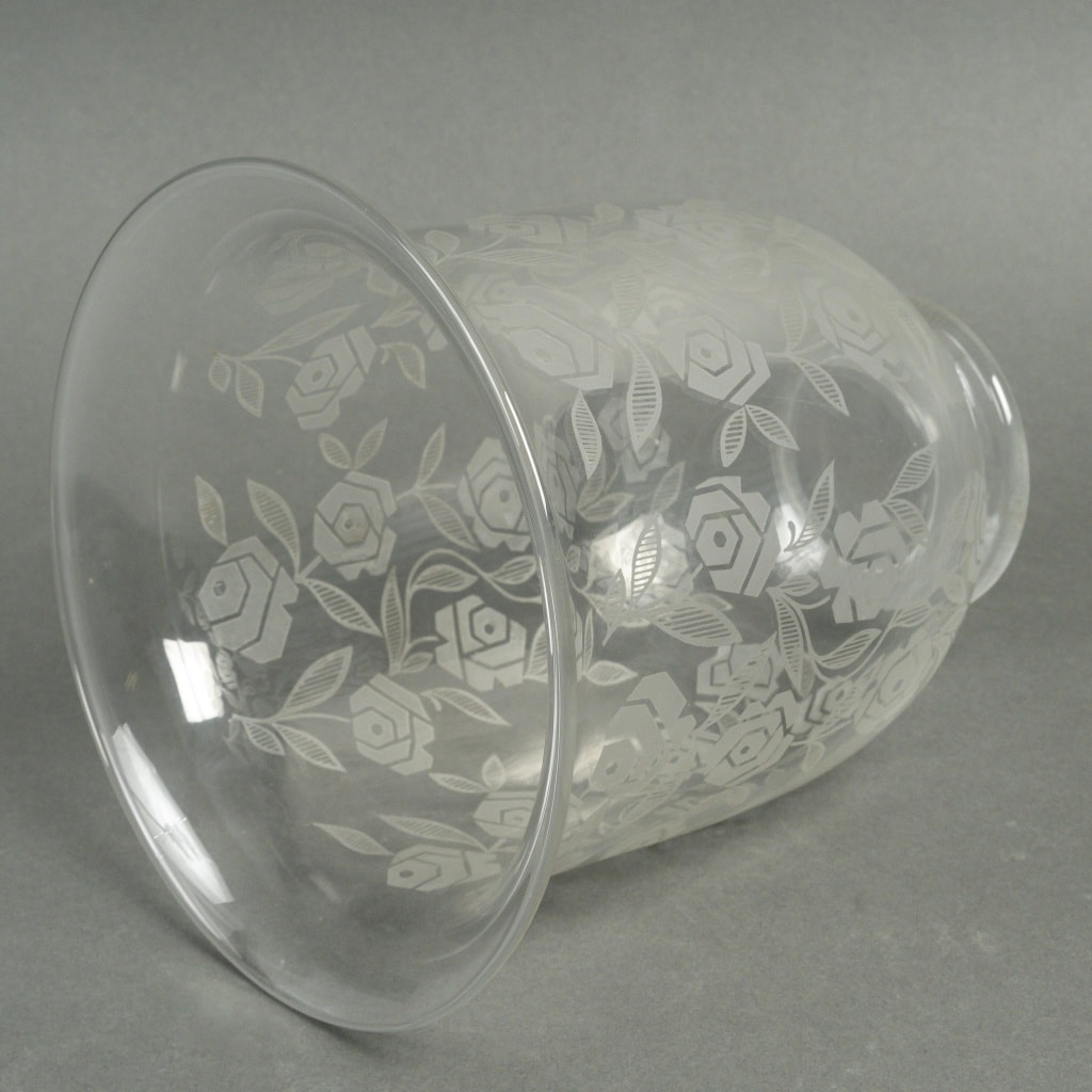 Vase Baccarat en cristal à décor de rose, Epoque art déco 5 Vase Baccarat en cristal à décor de rose, Epoque art déco 5