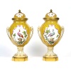 Paire de vases en porcelaine de Paris 10