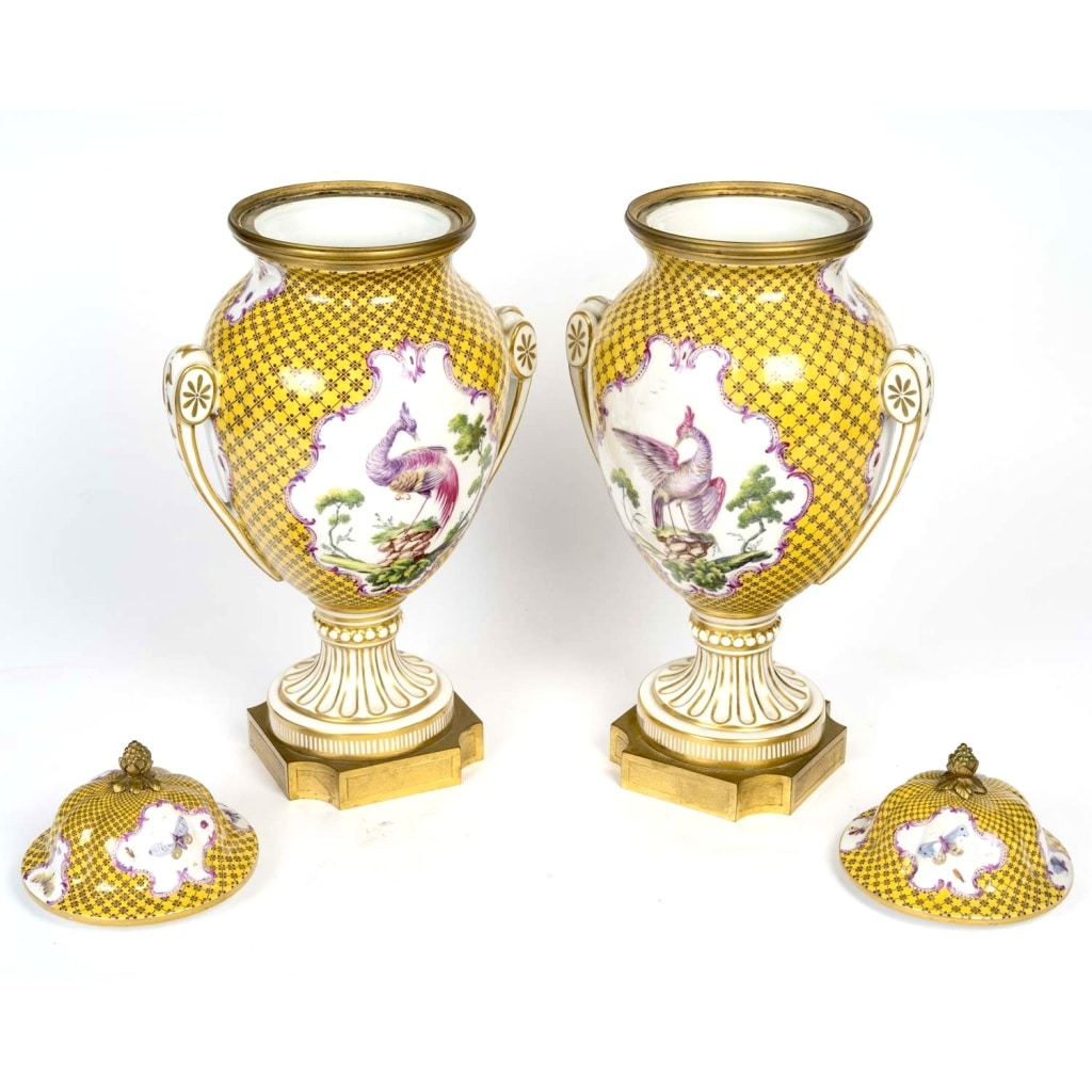 Paire de vases en porcelaine de Paris 4