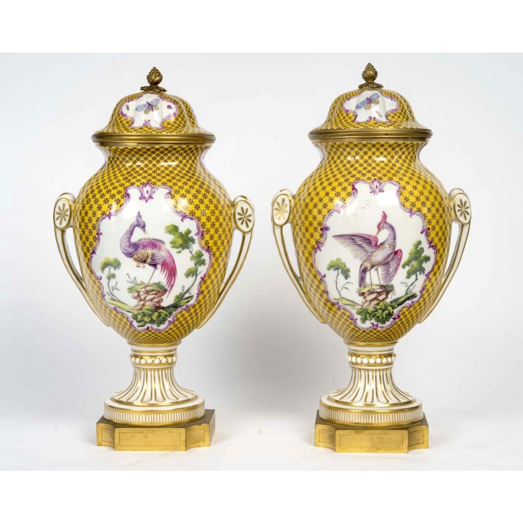 Paire de vases en porcelaine de Paris 2