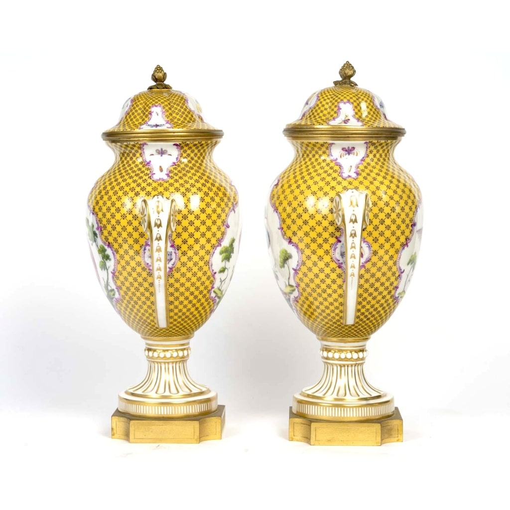 Paire de vases en porcelaine de Paris 8