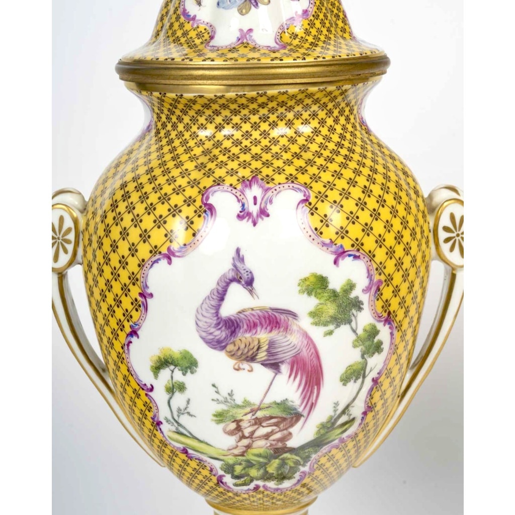 Paire de vases en porcelaine de Paris 6