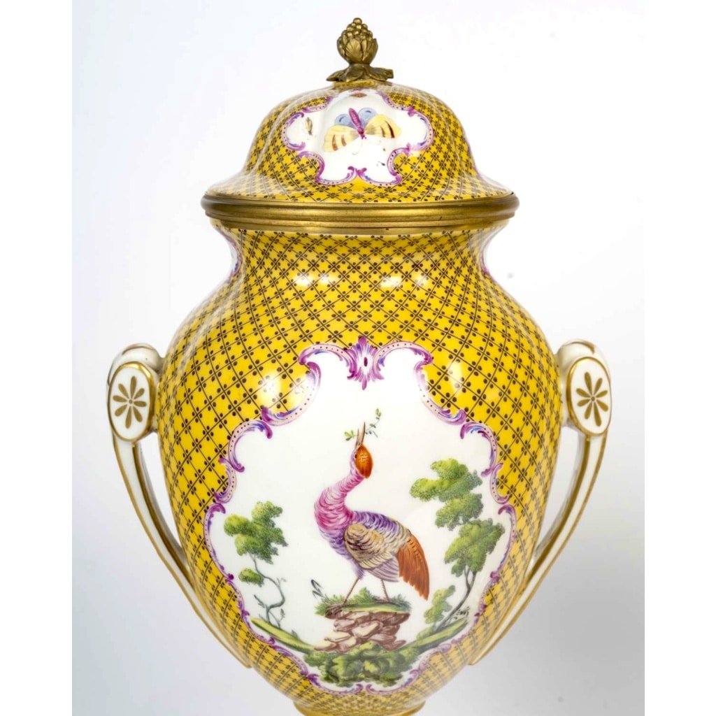 Paire de vases en porcelaine de Paris 7