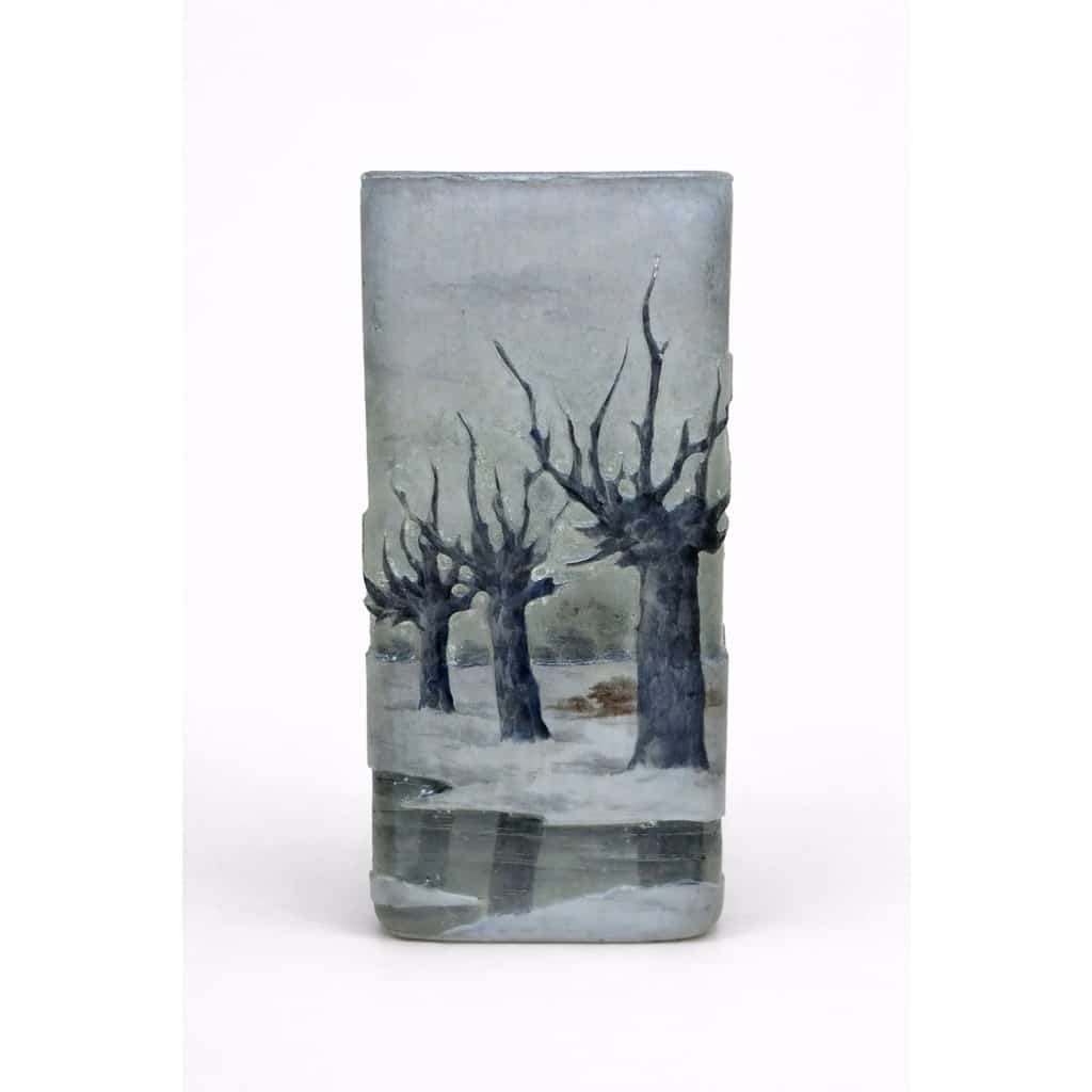 DAUM NANCY Vase section quadrangulaire « Paysage de neige »
