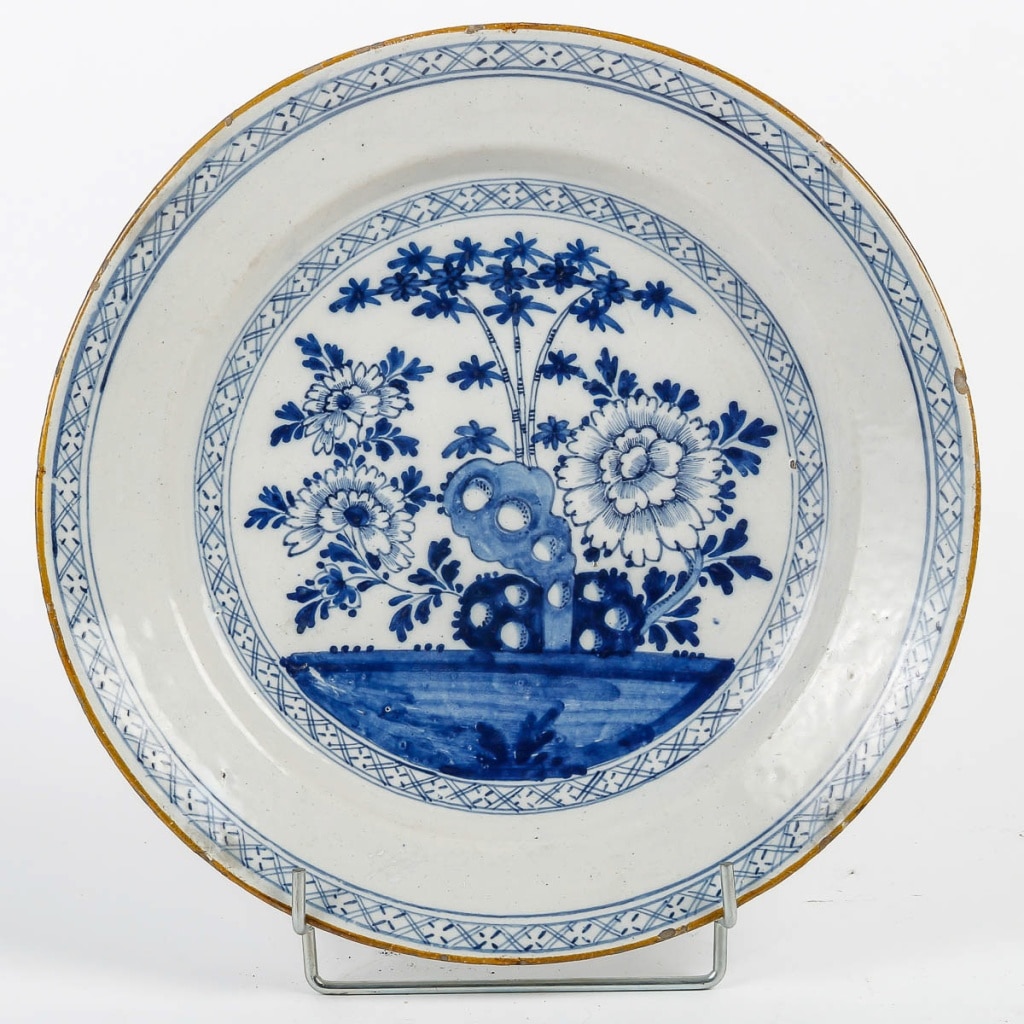 Plat en faïence de Delft à décor de branches de bambou, Manufacture L’Aiguière, vers 1750 2