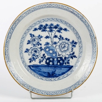 Plat en faïence de Delft à décor de branches de bambou, Manufacture L’Aiguière, vers 1750 Plat en faïence de Delft à décor de branches de bambou, Manufacture L’Aiguière, vers 1750