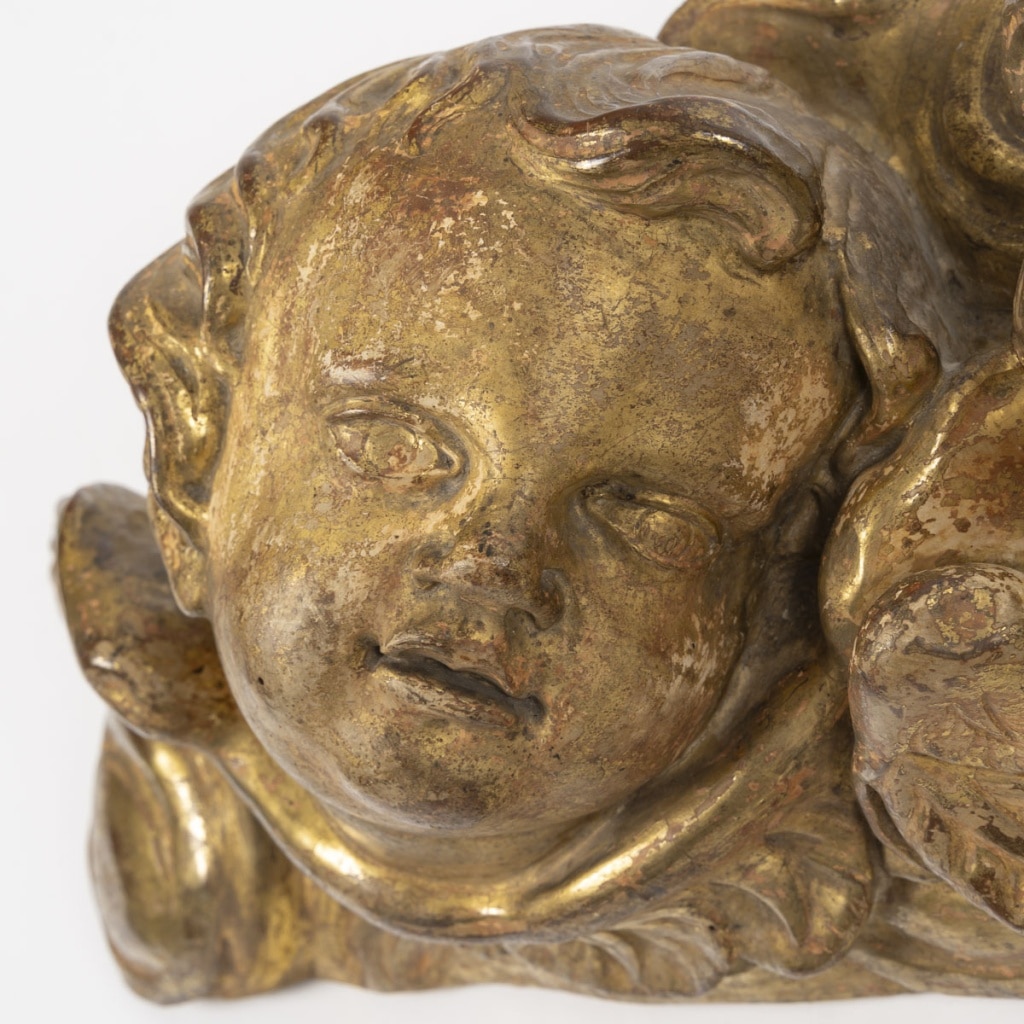 Paires d’anges en bois sculpté et doré à la feuille d’or – D’époque 17ème 3 Paires d’anges en bois sculpté et doré à la feuille d’or – D’époque 17ème 3