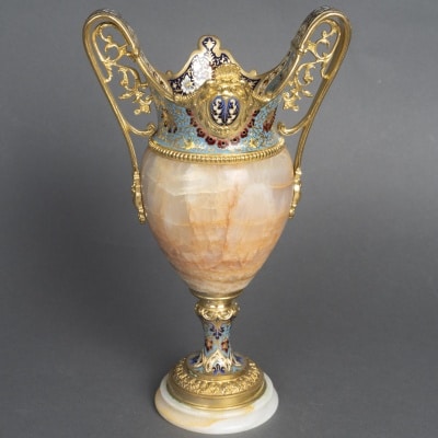 Vase en onyx et bronze doré à émaux cloisonnés – Style Napoléon III, fin XIXᵉ siècle
