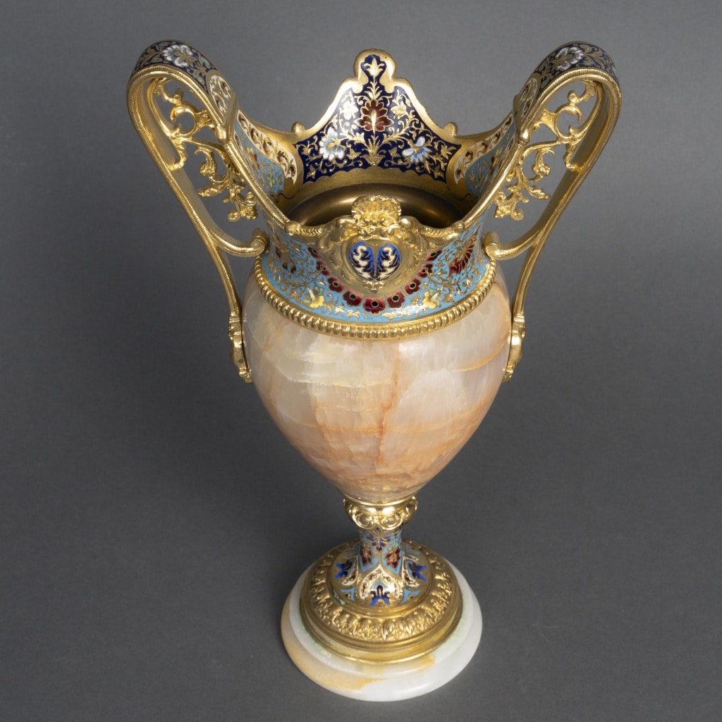 Vase en onyx et bronze doré à émaux cloisonnés – Style Napoléon III, fin XIXᵉ siècle 3