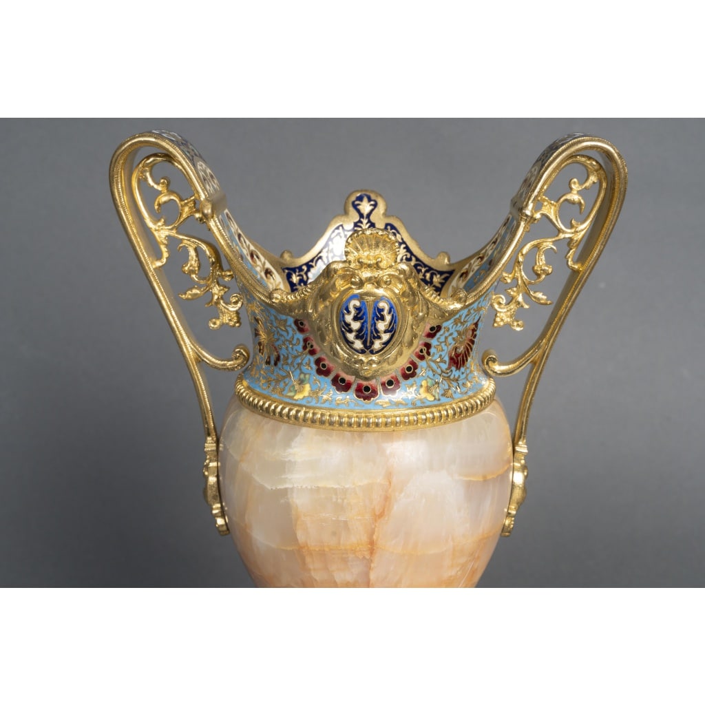 Vase en onyx et bronze doré à émaux cloisonnés – Style Napoléon III, fin XIXᵉ siècle 4