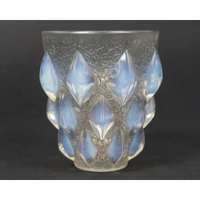 René LALIQUE – Vase opalescent RAMPILLON dit CABOCHONS et FLEURETTES 1927