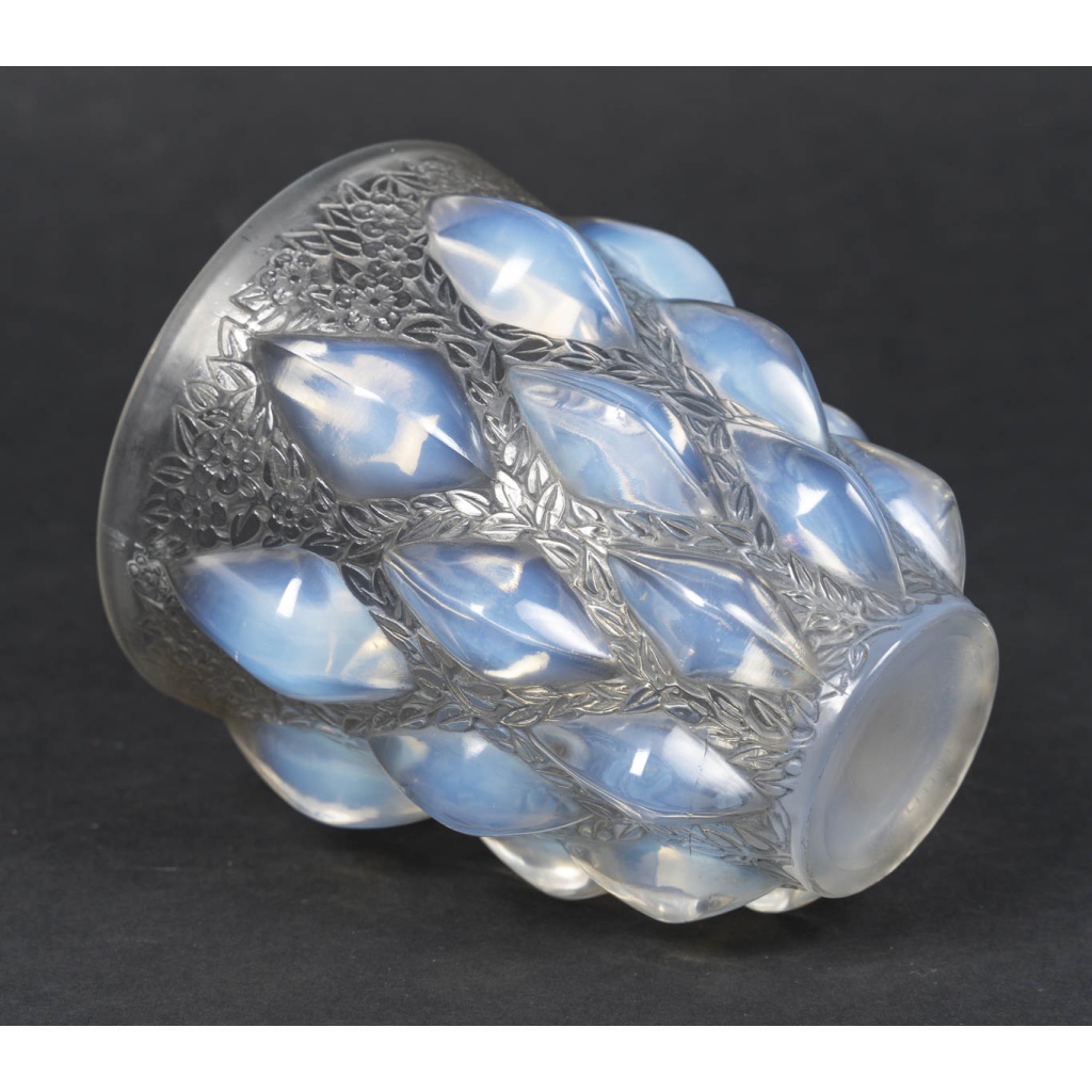 René LALIQUE – Vase opalescent RAMPILLON dit CABOCHONS et FLEURETTES 1927 7