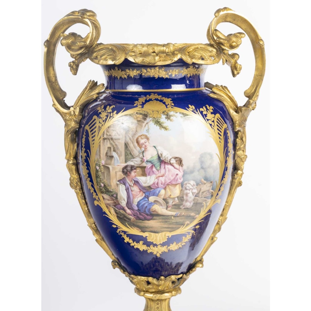 Paire de vases en porcelaine 3