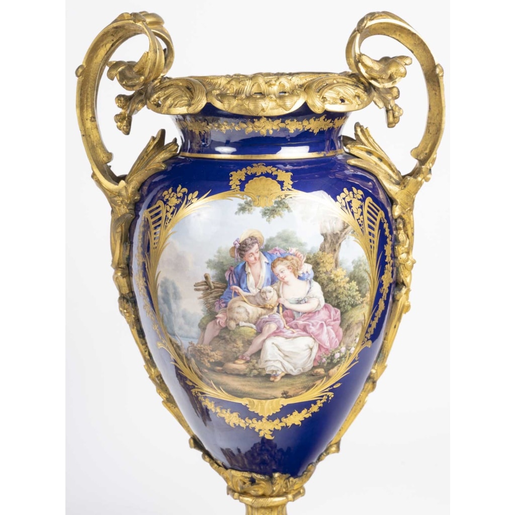 Paire de vases en porcelaine 13