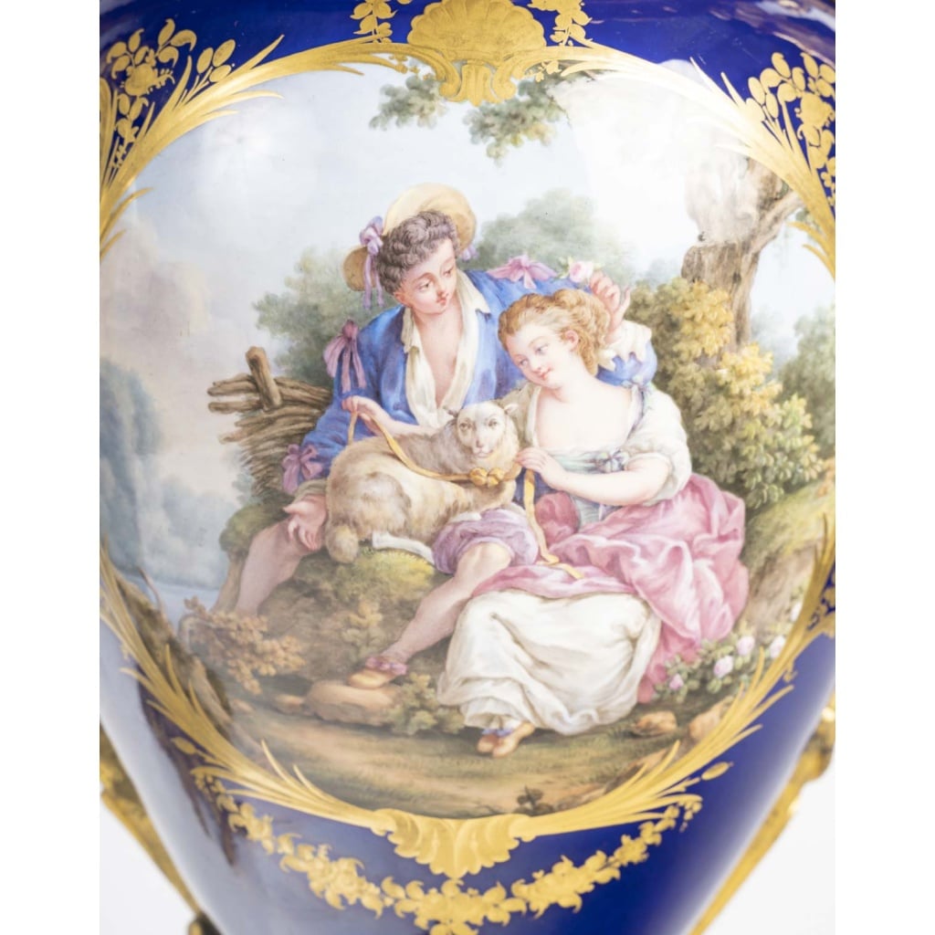Paire de vases en porcelaine 12