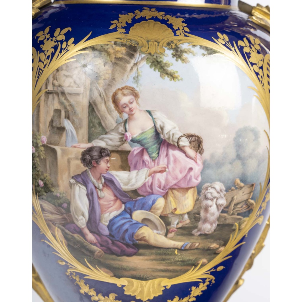 Paire de vases en porcelaine 11