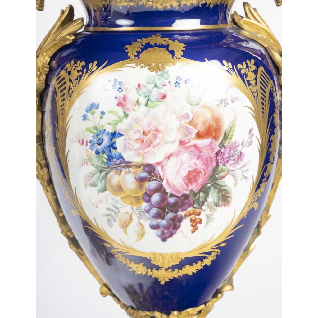 Paire de vases en porcelaine 4