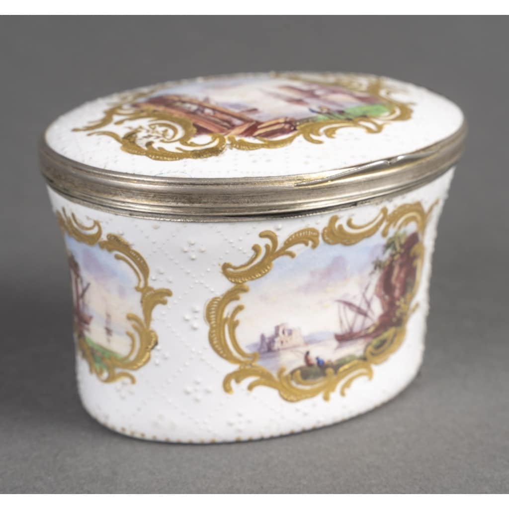 Petite boite en émail orné de vues de ports